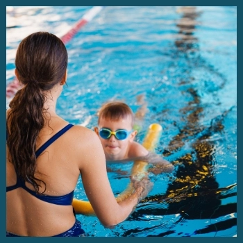 kobieta i dziecko w basenie